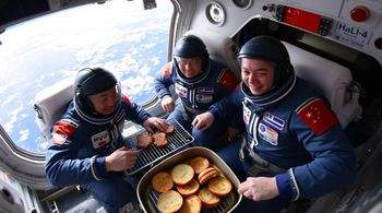 Китайские астронавты впервые устроили барбекю на орбите, сообщили СМИ.