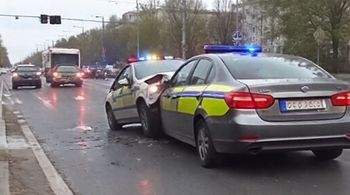 В Калининграде автомобиль, отскочивший после удара, сбил инспектора ГИБДД.