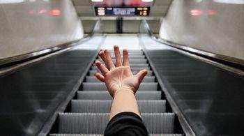 В Приморье возбудили уголовное дело после того, как руку девочки затянул эскалатор.