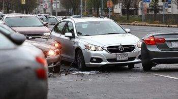 Иномарка во Владивостоке столкнулась с тремя припаркованными автомобилями.